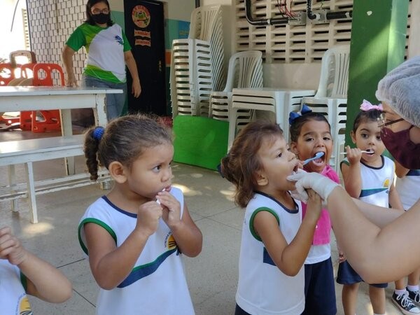 Ação em escolas dos distritos promove a escovação de dentes supervisionada